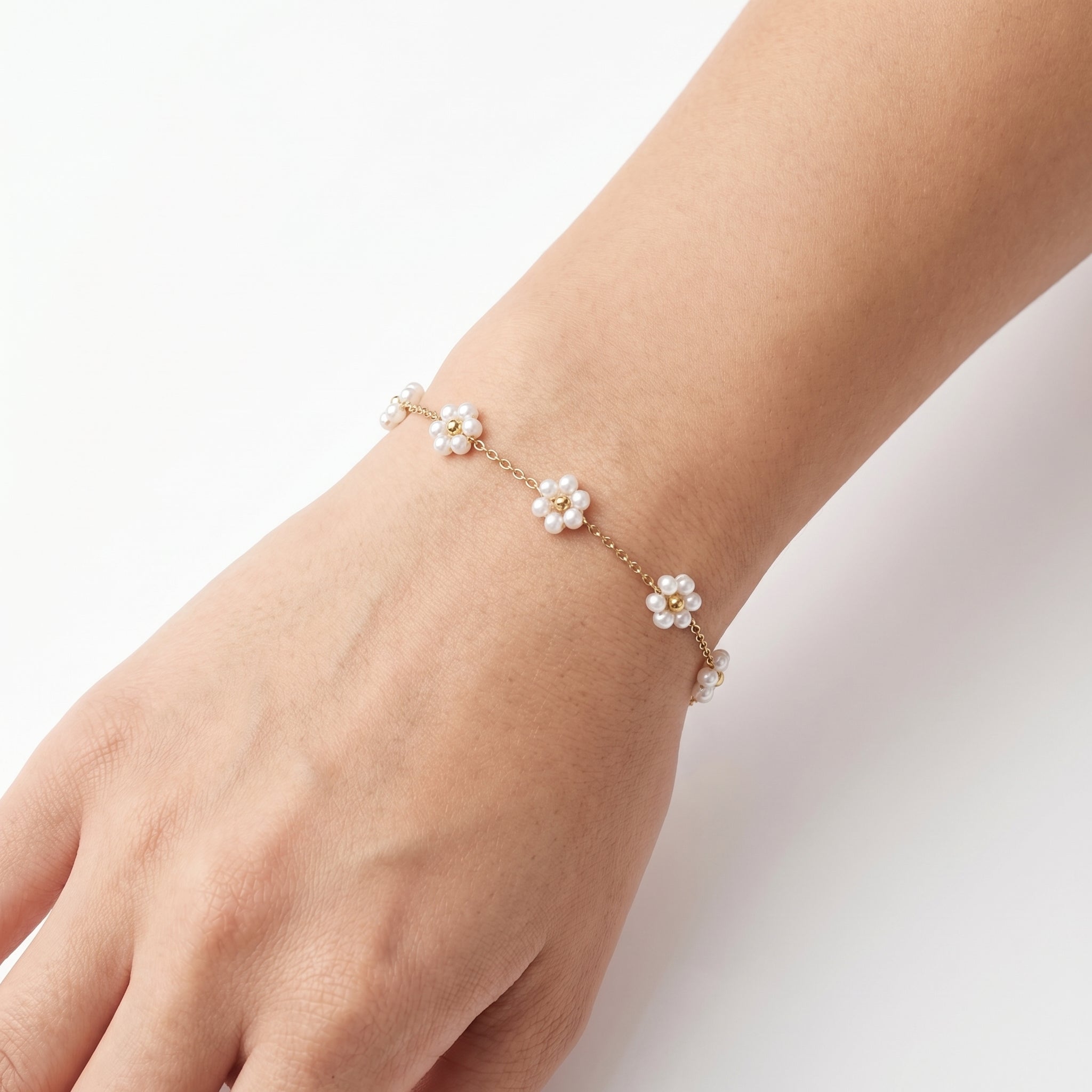 Pearl Daisy Chain Bracelet – Gold-Tone Floral Fashion Jewellery